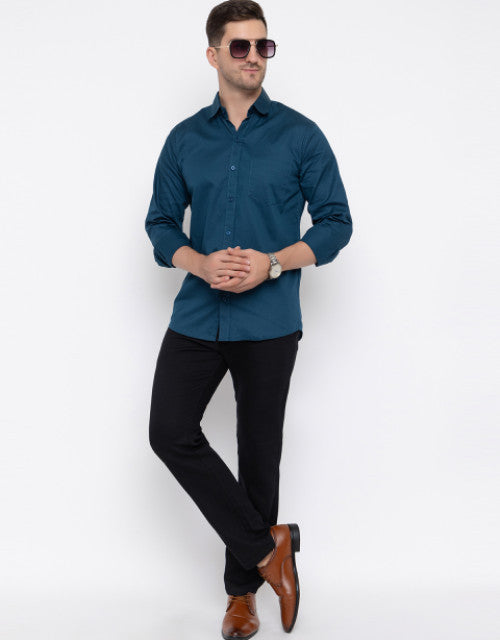 Men Regular Fit Solid Spread Collar Casual Shirt